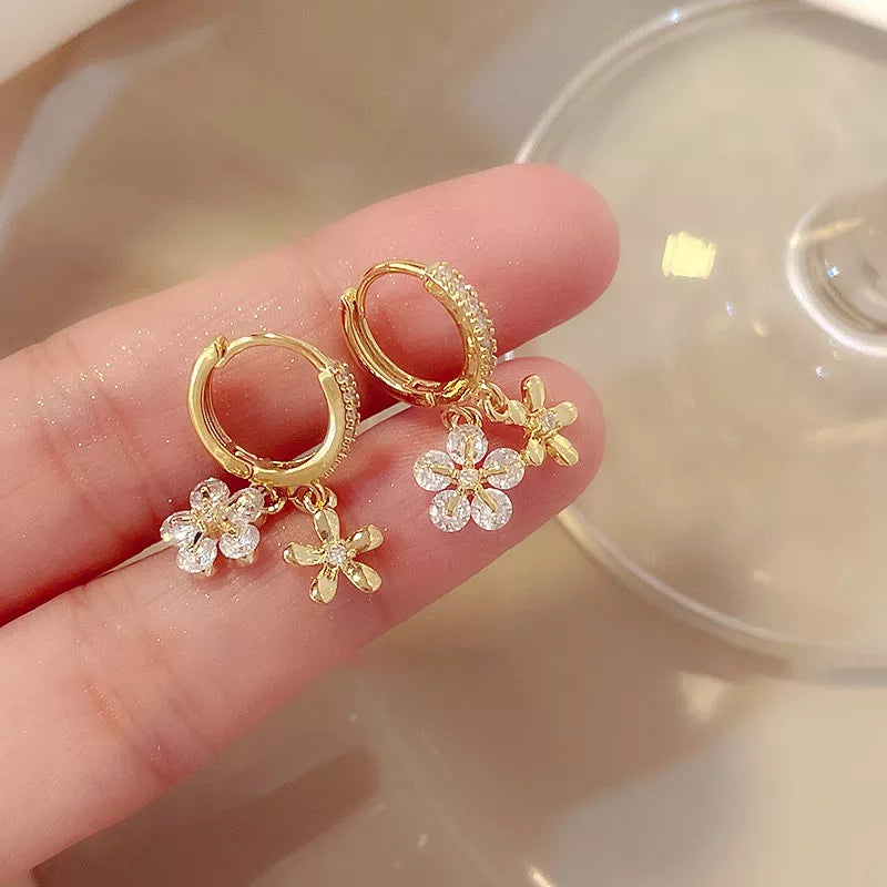 Brinco Argolinha Flor com Zircônia | BELLORIE