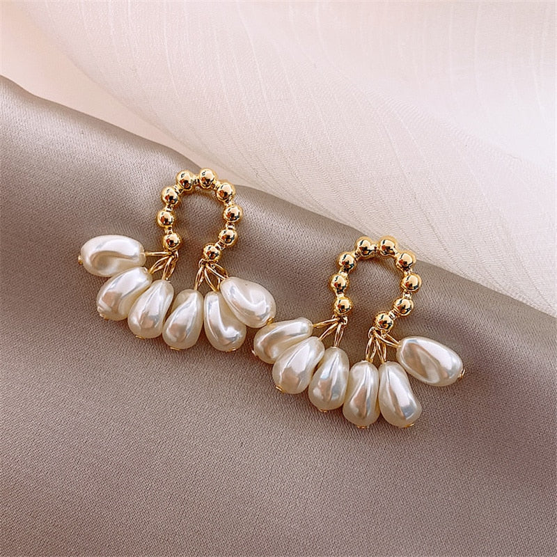 Brinco Dourado Gotas de Pérolas | BELLORIE