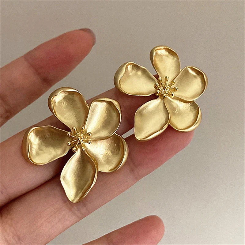 Brinco Flor Dourado Texturizado | BELLORIE