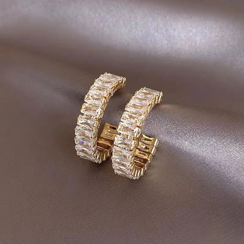 Brinco Meia Argola Cravejada com Zircônia | BELLORIE