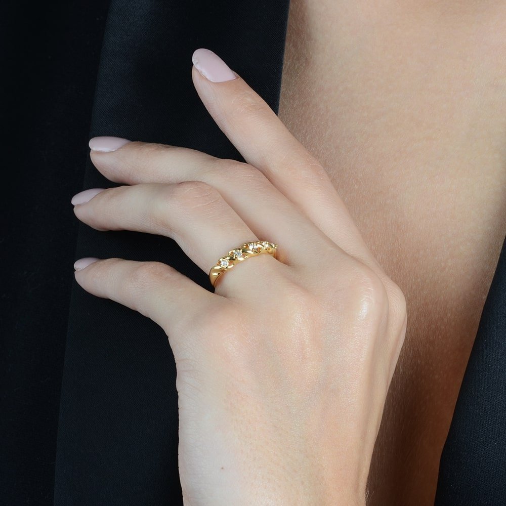 Anel Ouro 24K Meia Aliança 5 Zircônias – Bellorie