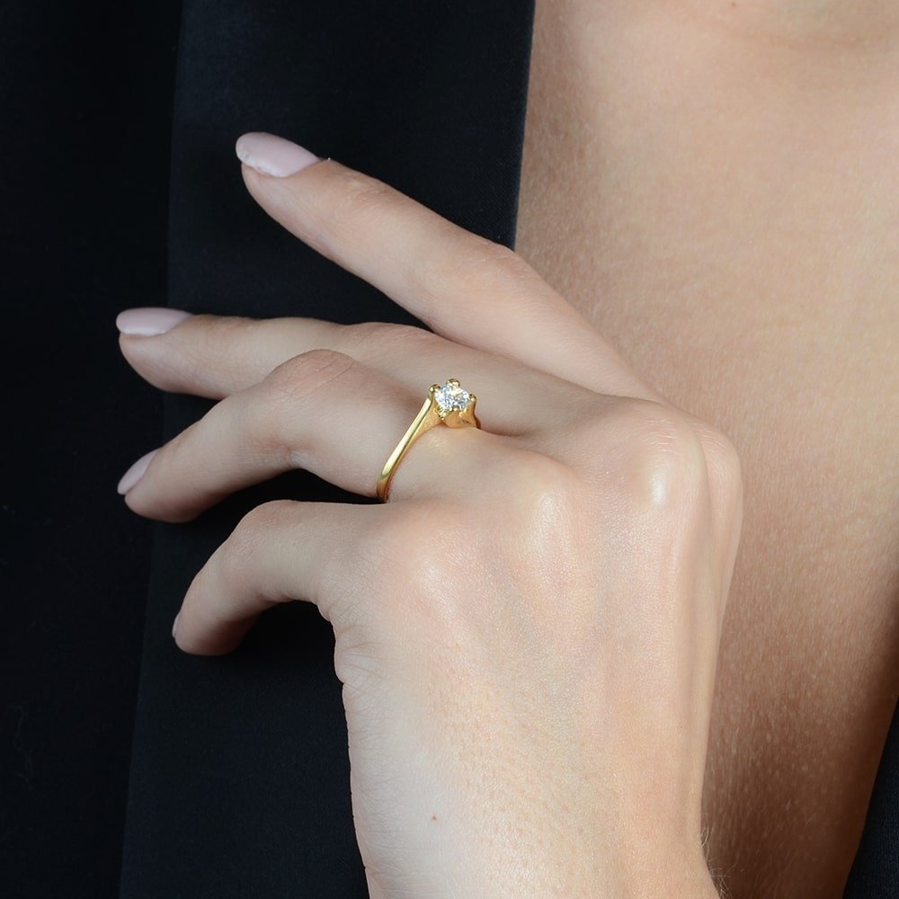 Anel Ouro 24K Solitário com Zircônia Pequena – Bellorie