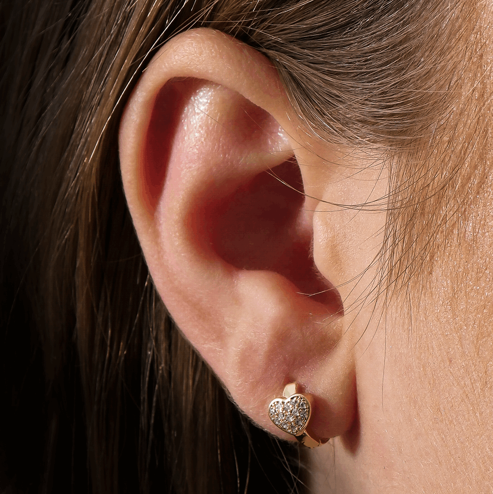 Brinco Argolinha em Ouro 24K Pequeno Coração Cravejado – Bellorie