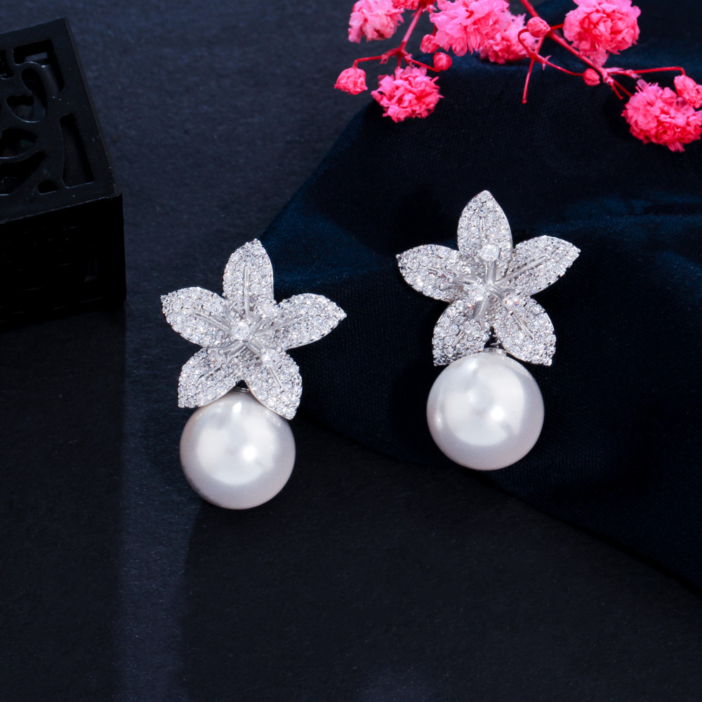 Brinco Floral Zircônia e Pérola | BELLORIE