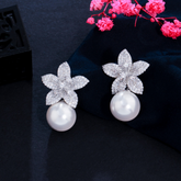 Brinco Floral Zircônia e Pérola | BELLORIE