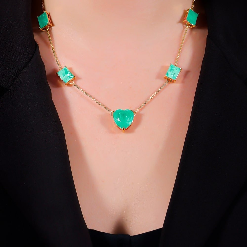 Colar em Ouro 24K com Pedras em Coração e Retângulos Verdes – Bellorie