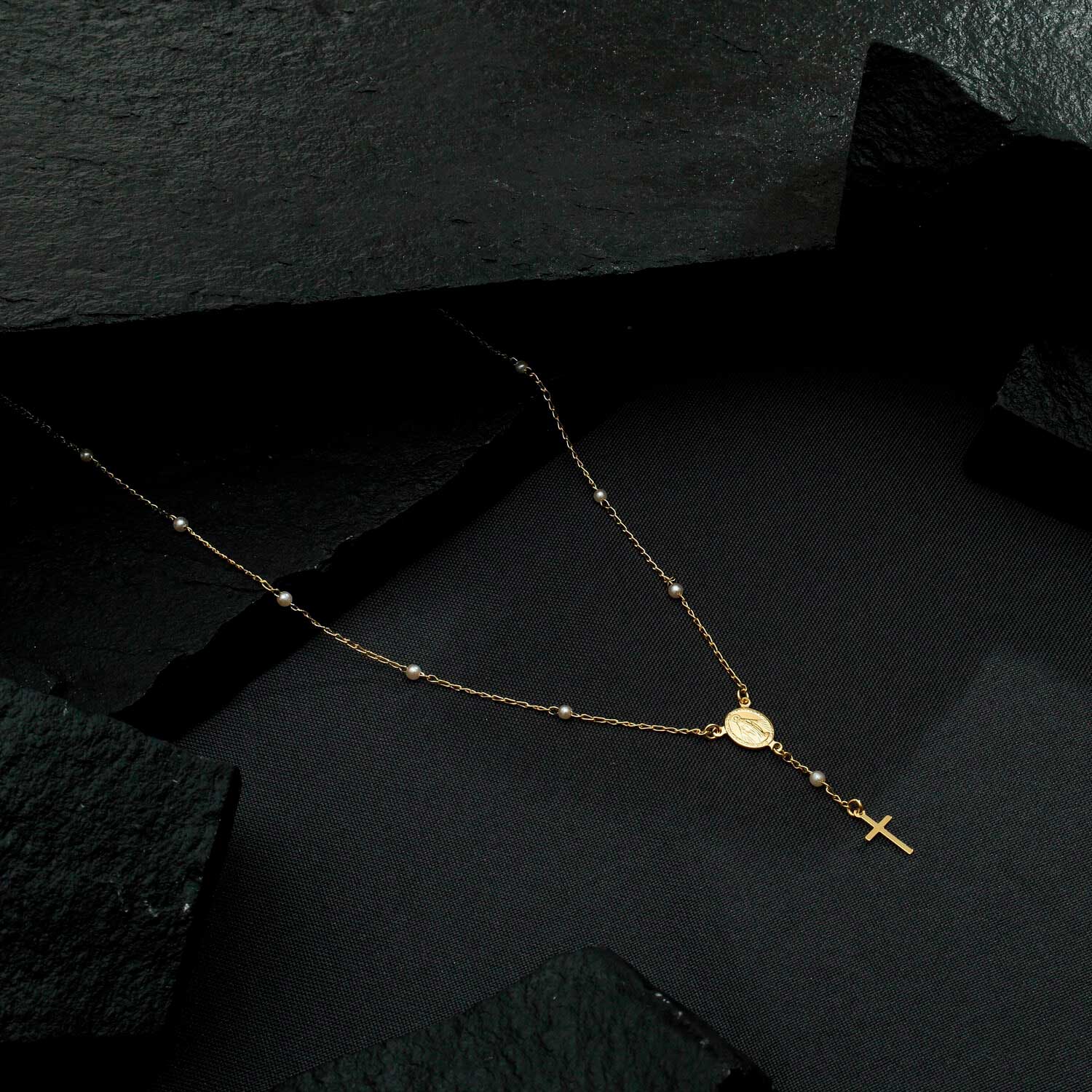 Colar em Ouro 24K Terço Cruz e Pérolas – Bellorie