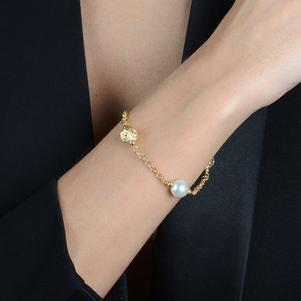 Pulseira em Ouro 24K Elo Português com Pérolas e Esferas Vazadas – Bellorie