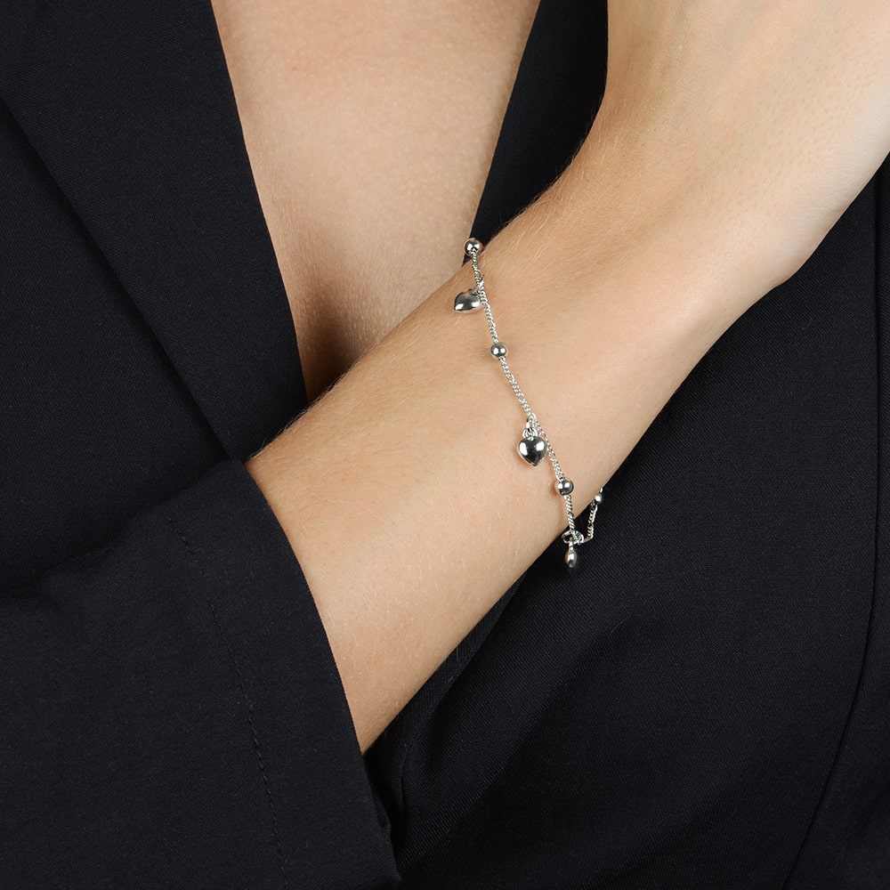 Pulseira em Ouro Branco com Pingentes de Coração e Esferas – Bellorie